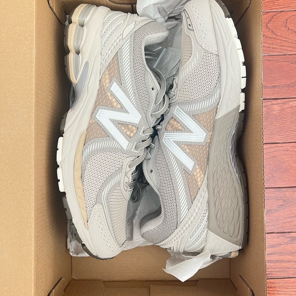 🎀 New Balance Beige Sneakers